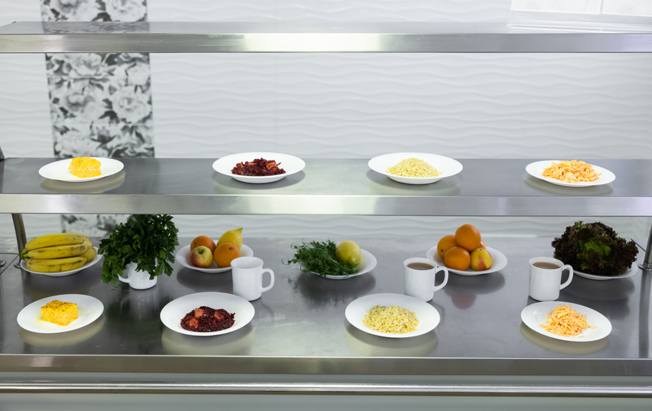 Свежие блюда или полуфабрикаты? Что обязательно нужно знать родителям о питании детей в школах